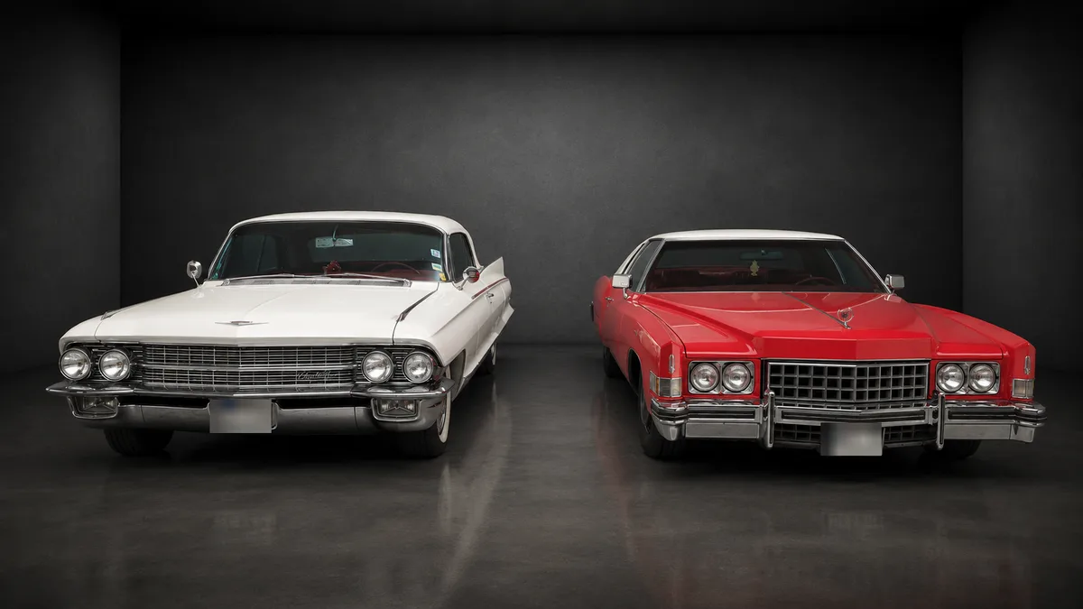 Zwei klassische Cadillac nebeneinander von vorn, links ein weißes Modell mit Heckflossen, rechts ein rotes Coupé