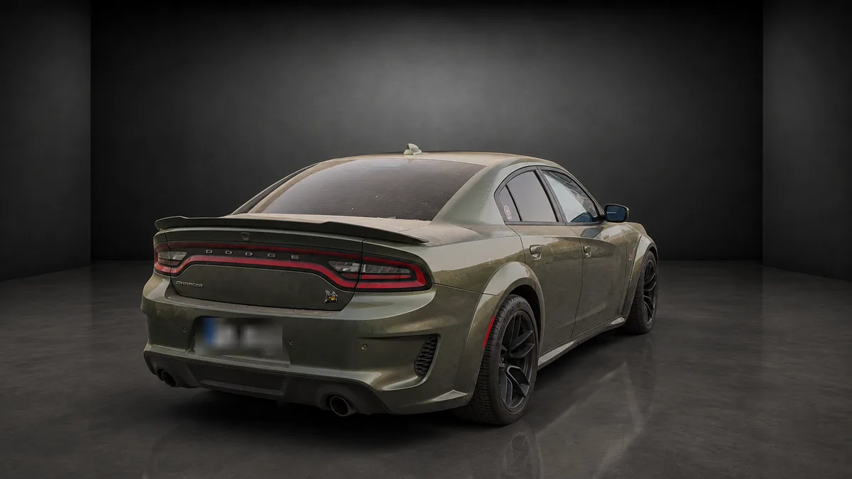 Dodge Charger Widebody in mattem Militärgrün, schräg von hinten links, mit Heckspoiler und Doppelendrohren