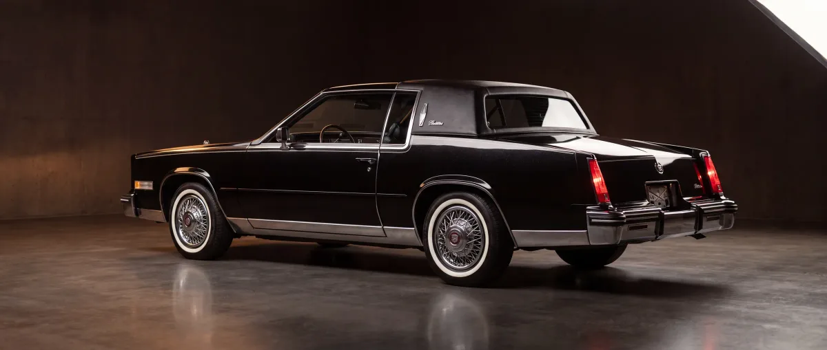 Schwarzer Cadillac Eldorado im Studio